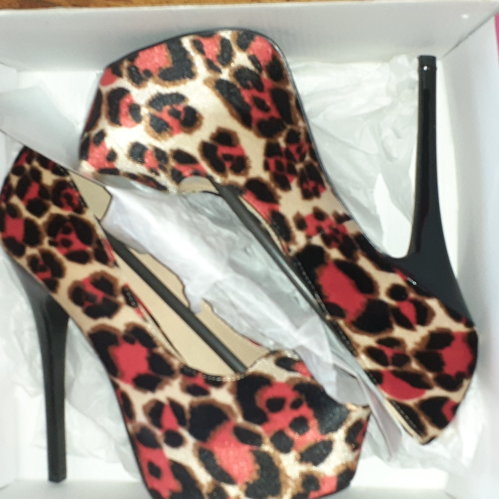 Leopard Print Suede High Heel Shoes, Size 8.5, Never worn, made by Shoe Dazzle
